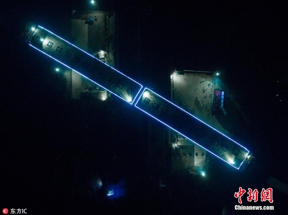江苏淮扬镇高速铁路转体桥夜间成功转体